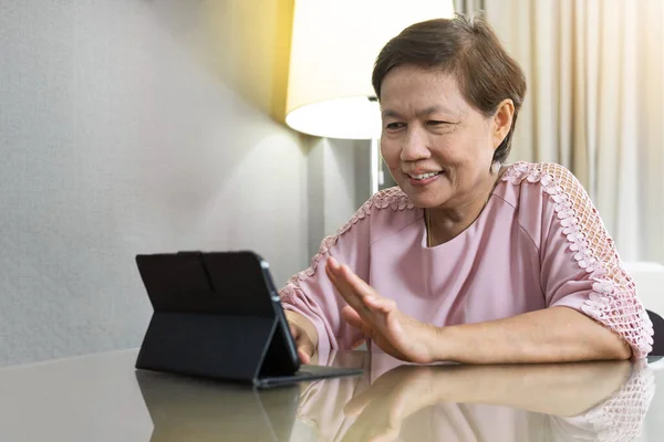 Boldog Mosolygós Ázsiai Idős Hogy Videohívást Digitális Tabletta Alatt Karantén — Stock Fotó