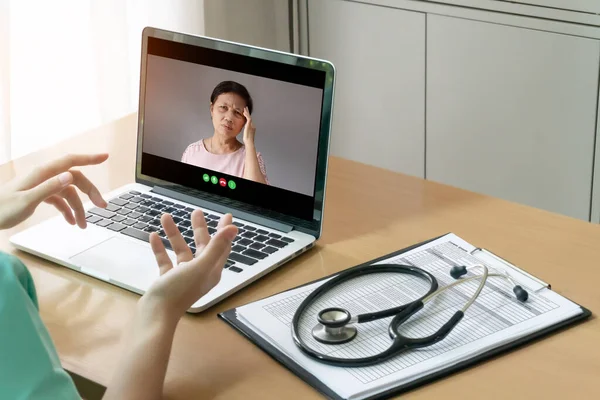 Lekarz Prowadzący Rozmowę Wideo Konsultację Azjatycką Starszą Kobietą Pacjentką Temat — Zdjęcie stockowe