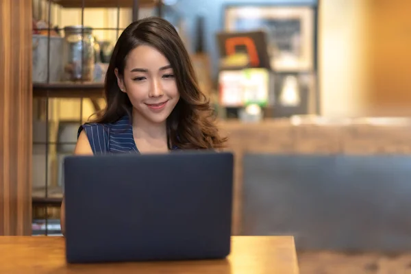 Sorrindo Mulher Bonita Asiática Fazer Reservas Line Com Computador Portátil — Fotografia de Stock