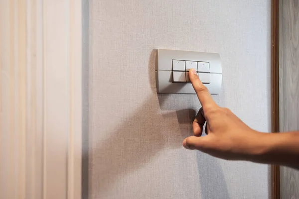 Close Van Aziatische Vrouw Vinger Het Uitschakelen Van Grijze Licht — Stockfoto