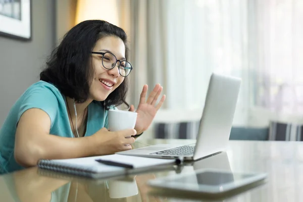 Mulher Asiática Atraente Fazendo Chamada Vídeo Com Computador Portátil Mão — Fotografia de Stock