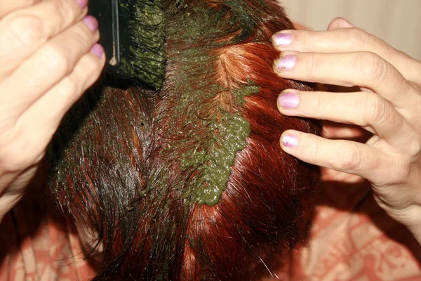 Tingimento de cabelo com henna e basma. Máscara de cabelo — Fotografia de Stock