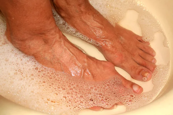 Banho de pés terapêutico. Pedicure. Procedimento higiénico médico. Pés lavados . — Fotografia de Stock