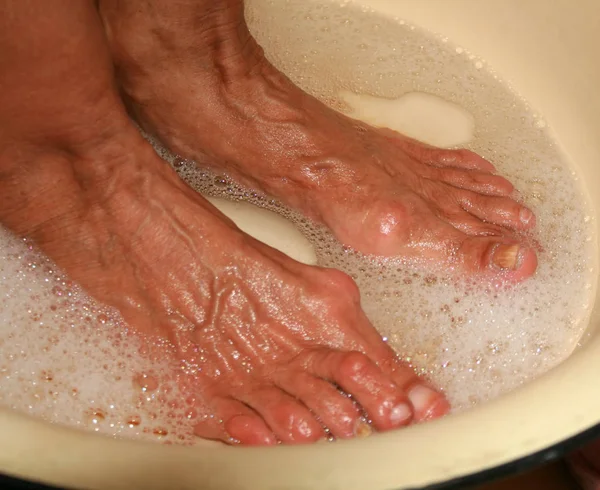 Лечебная ванна для ног. Педикюр. Медицинская гигиена. Мытье ног . — стоковое фото