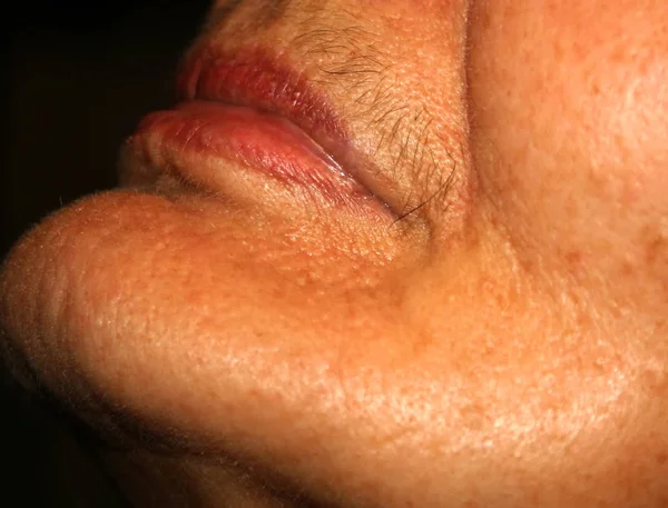 Lábios femininos com bigode no lábio superior. Remoção de cabelo no rosto. Depilação . — Fotografia de Stock