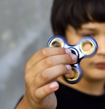 Değer değişimi veya fidgeting spinner çocuğun elinde dönen el