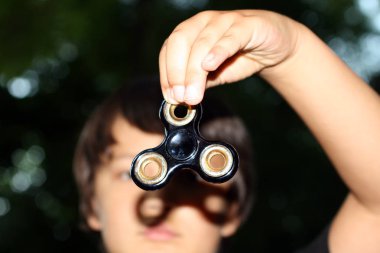 Değer değişimi veya fidgeting spinner çocuğun elinde dönen el
