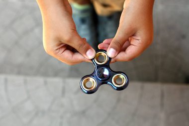 Değer değişimi veya fidgeting spinner çocuğun elinde dönen el