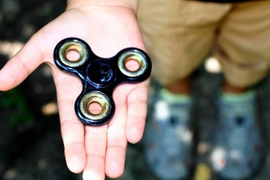Değer değişimi veya fidgeting spinner çocuğun elinde dönen el