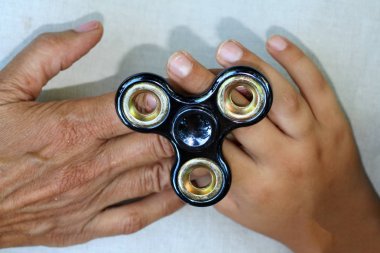 Bir değer değişimi holding eller. Bütün aile bir spinner ile çalış