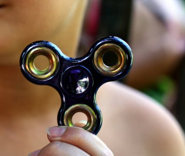 Değer değişimi veya fidgeting spinner çocuğun elinde dönen el