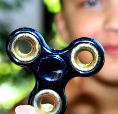 Değer değişimi veya fidgeting spinner çocuğun elinde dönen el