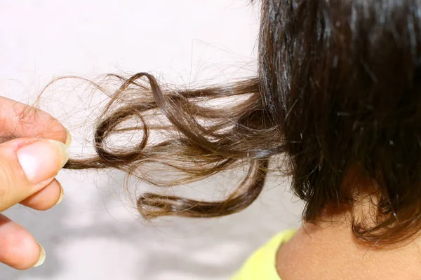 Eine lange Haarsträhne im Kind. Schopfloch. der erste Haarschnitt eines Jungen. — Stockfoto