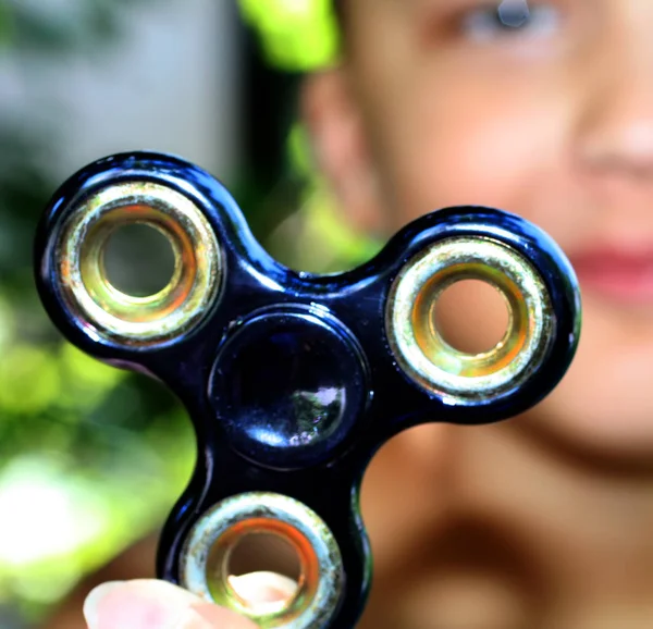 Değer değişimi veya fidgeting spinner çocuğun elinde dönen el