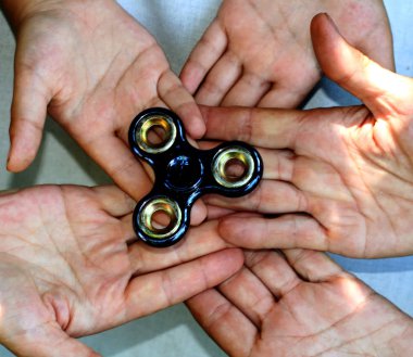 Bir değer değişimi holding eller. Bütün aile bir spinner ile çalış