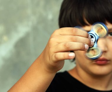 Değer değişimi veya fidgeting spinner çocuğun elinde dönen el