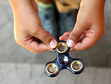 Değer değişimi veya fidgeting spinner çocuğun elinde dönen el
