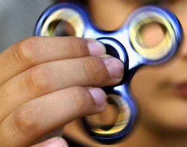 Değer değişimi veya fidgeting spinner çocuğun elinde dönen el
