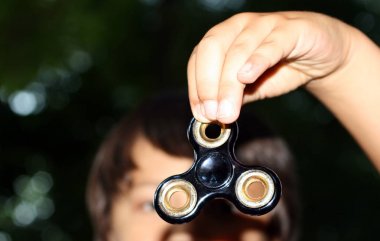 Değer değişimi veya fidgeting spinner çocuğun elinde dönen el