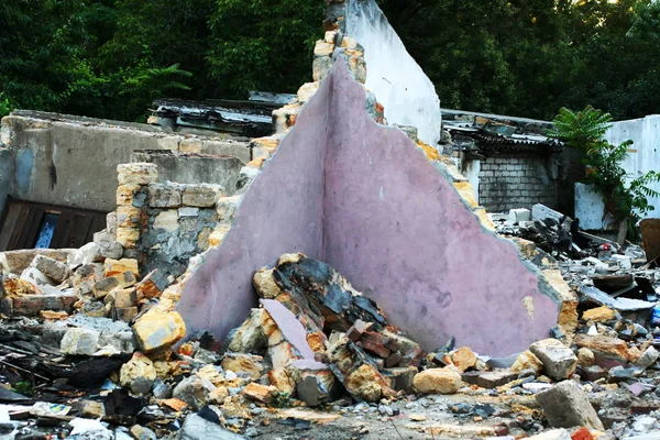 Zniszczony dom z kamienia. Ruiny — Zdjęcie stockowe