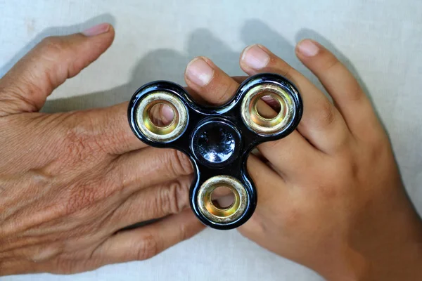Bir değer değişimi holding eller. Bütün aile bir spinner ile çalış