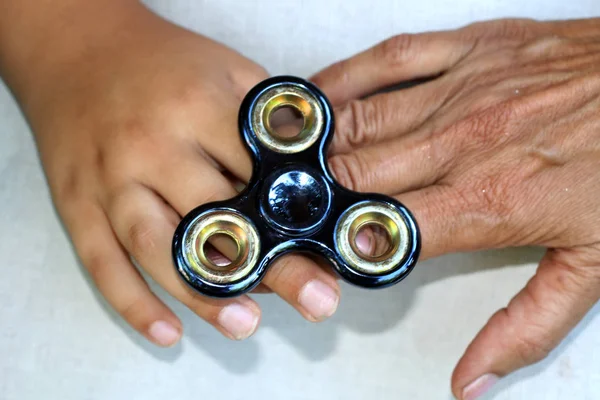 Bir değer değişimi holding eller. Bütün aile bir spinner ile çalış