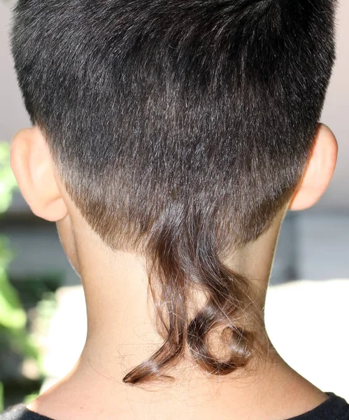 La nuca del chico. Una larga hebra de cabello en la parte posterior de la cabeza — Foto de Stock