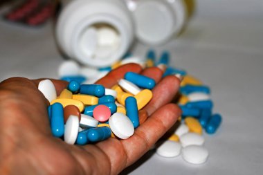 Çok renkli tabletler ve kapsüller şişeden senin avucunun boşalma