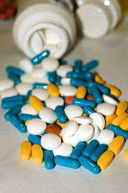 Çok renkli tabletler ve kapsüller şişeden boşalma