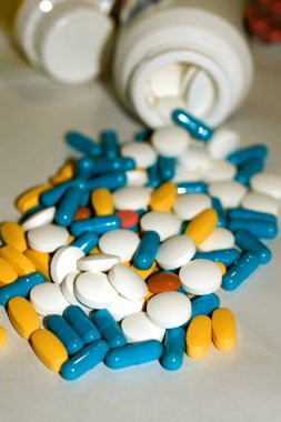 Çok renkli tabletler ve kapsüller şişeden boşalma