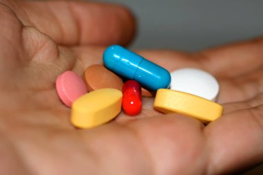Çok renkli tabletler ve kapsüller senin avucunun içinde