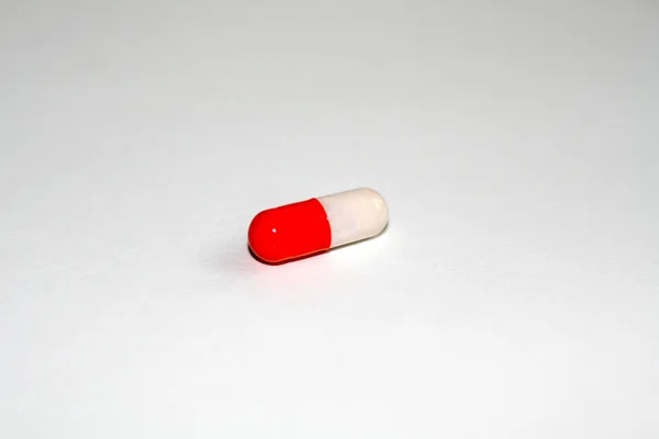 Una capsula bicolore su uno sfondo isolato. Bianco Rosso — Foto Stock