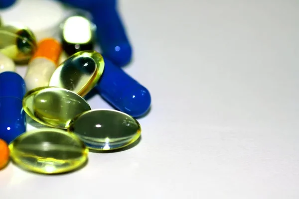 Compresse e capsule multicolori impilate con uno scivolo — Foto Stock