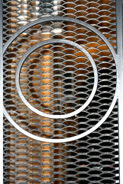 Dekorativní oválné kovové síťky. Branka s kulatou výzdobou — Stock fotografie