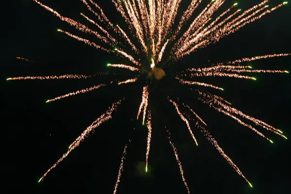 Salut dans le ciel. Feu d'artifice brillant et lumineux — Photo