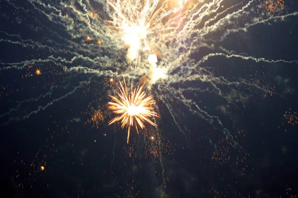 Salut dans le ciel. Feu d'artifice brillant et lumineux — Photo