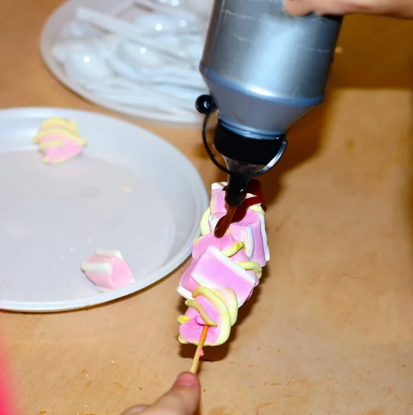 Прикрашає шоколадний мус рожевим морозивом — стокове фото