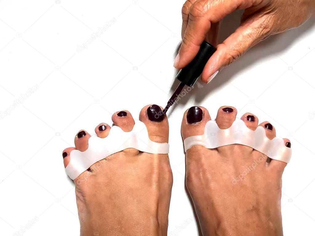The master makes pedicures on toenails. Silicone finger device.