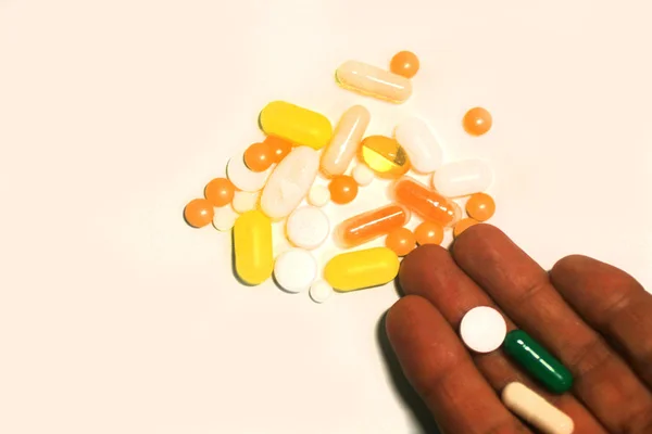Pillole e capsule su sfondo bianco isolato . — Foto Stock