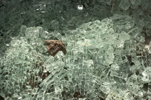 碎玻璃散落得很多. 玻璃碎片 — 图库照片