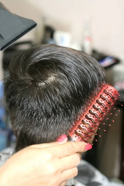 Coupe de cheveux d'un garçon chez le coiffeur. Tondeuse . — Photo