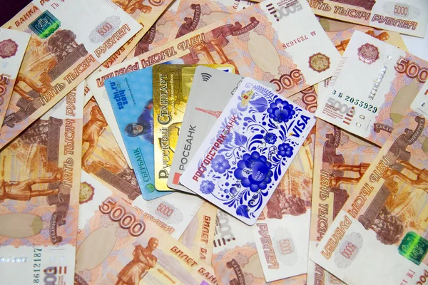 Credit cards en Russische geld — Stockfoto