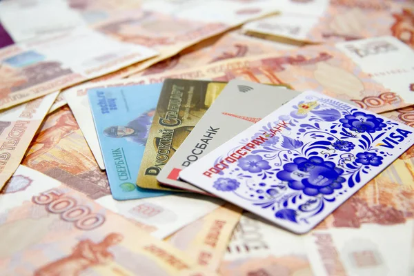 Plastic kaarten en Russische geld — Stockfoto