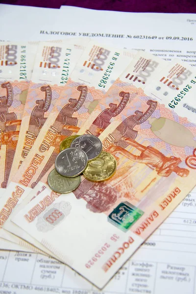 De aankondiging van de belasting en Russische geld — Stockfoto