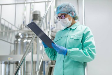 bitki resim, tablet ile çelik merdivenlerde ayakta bilim adamı