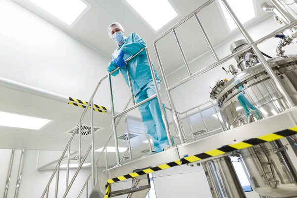 Plant picture, scientist standing on ladder, crossed hands — Stock Photo, Image