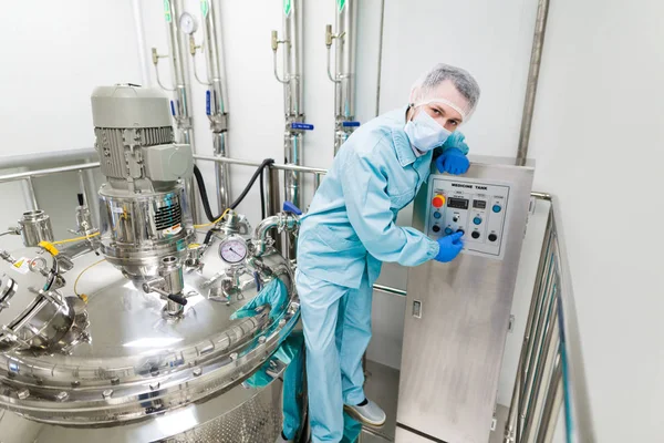 Cientista está trabalhando com painel de controle — Fotografia de Stock