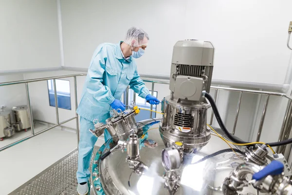 Scientist is working with steel tanks — Stock Photo, Image