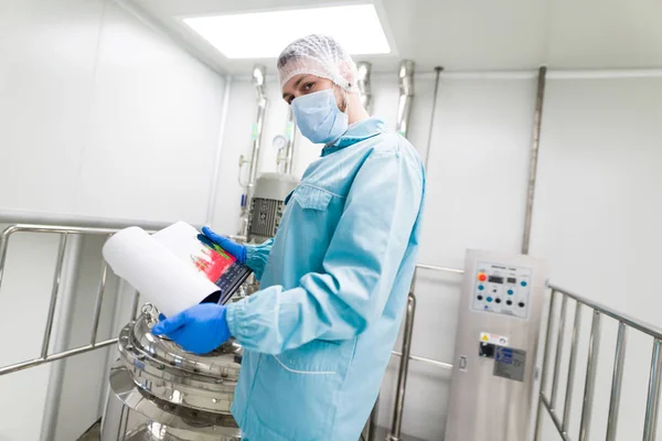 Scientist in checking the readings — Stock Photo, Image