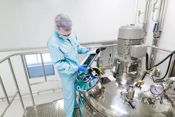 Scientist in checking the readings — Stock Photo, Image